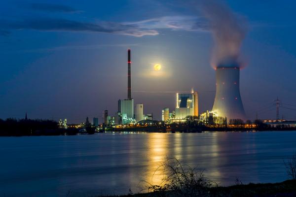 Blick vom Hafen auf das Kohlekraftwerk Walsum