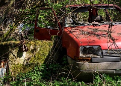 Verfallener BAuerhof das rote Auto 19